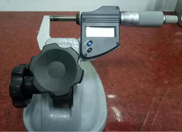 Caliper for testing and measuring plastic molded parts, range of 0-30mm
