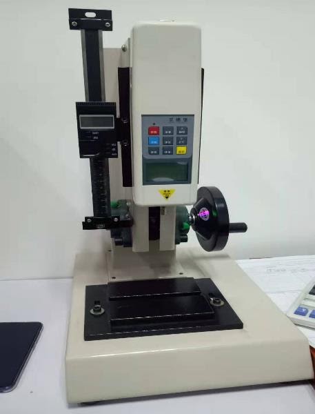 Hand-operated plastic injection molding machine for making plastic prototypes