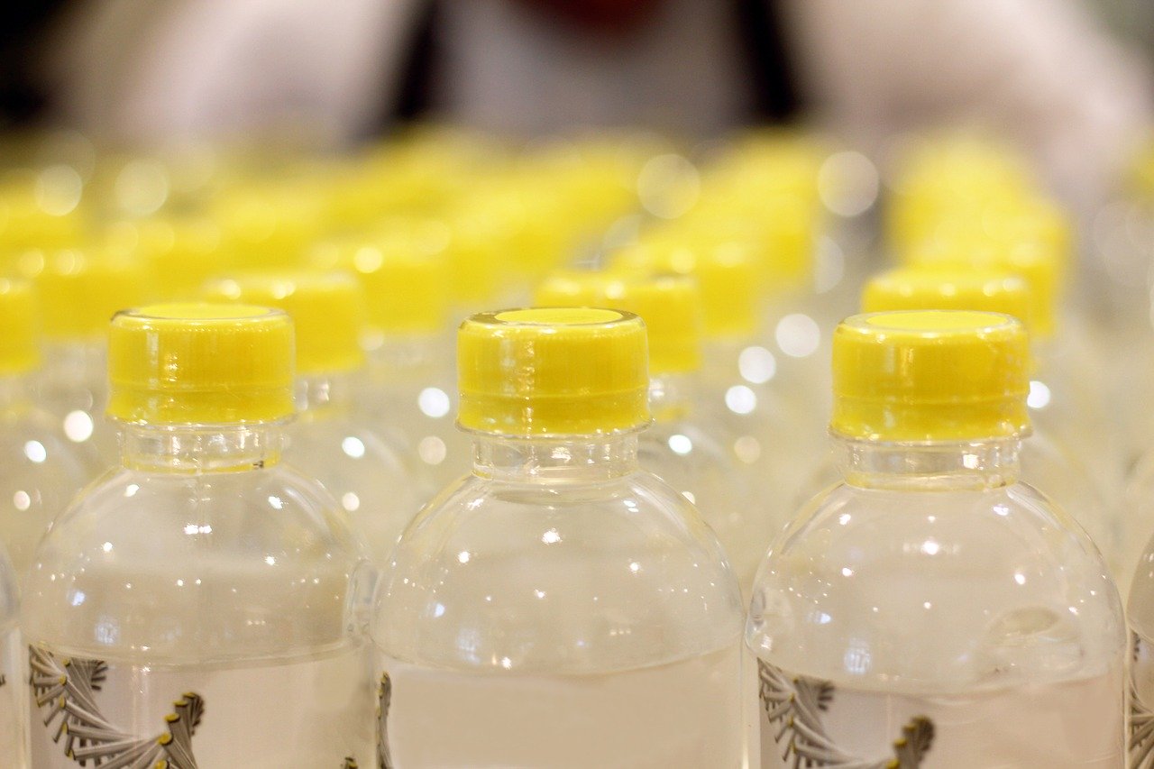 Bottle caps made from unscrewing plastic injection molding