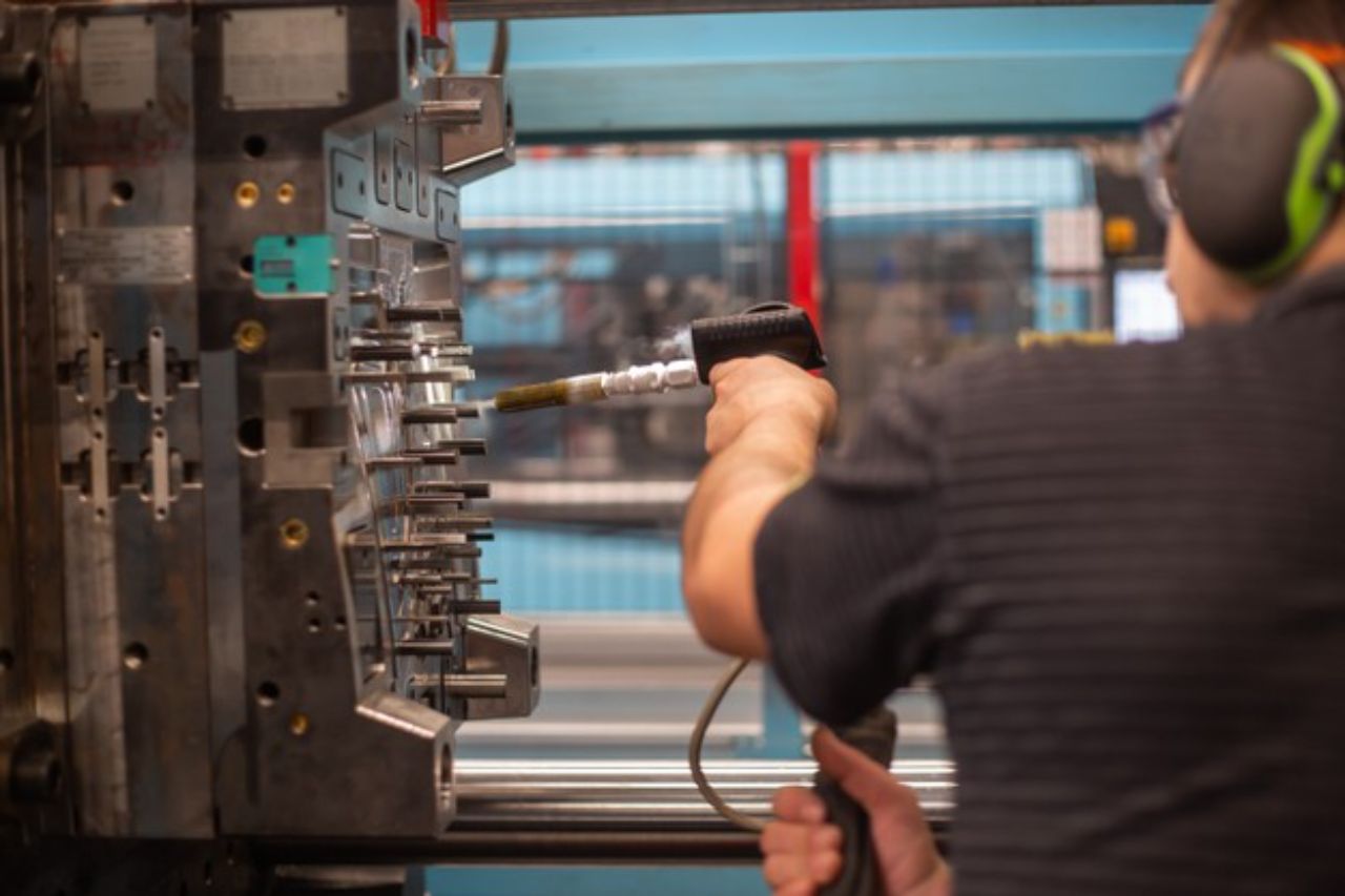 5 Reasons To Outsource Injection Molding Products