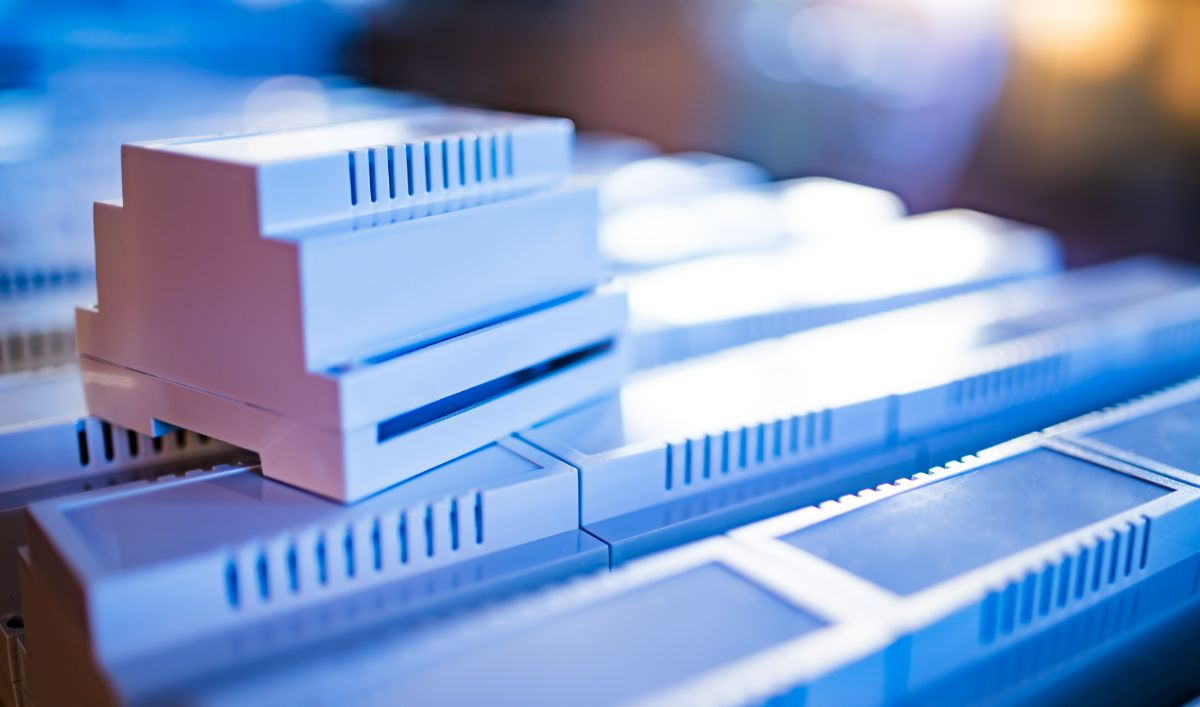 How Large-Size Plastic Molding Enhances Durability in Electronic Casing
