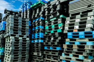 Injection Molded Plastic Pallets vs. Wooden Pallets: Which is Better?