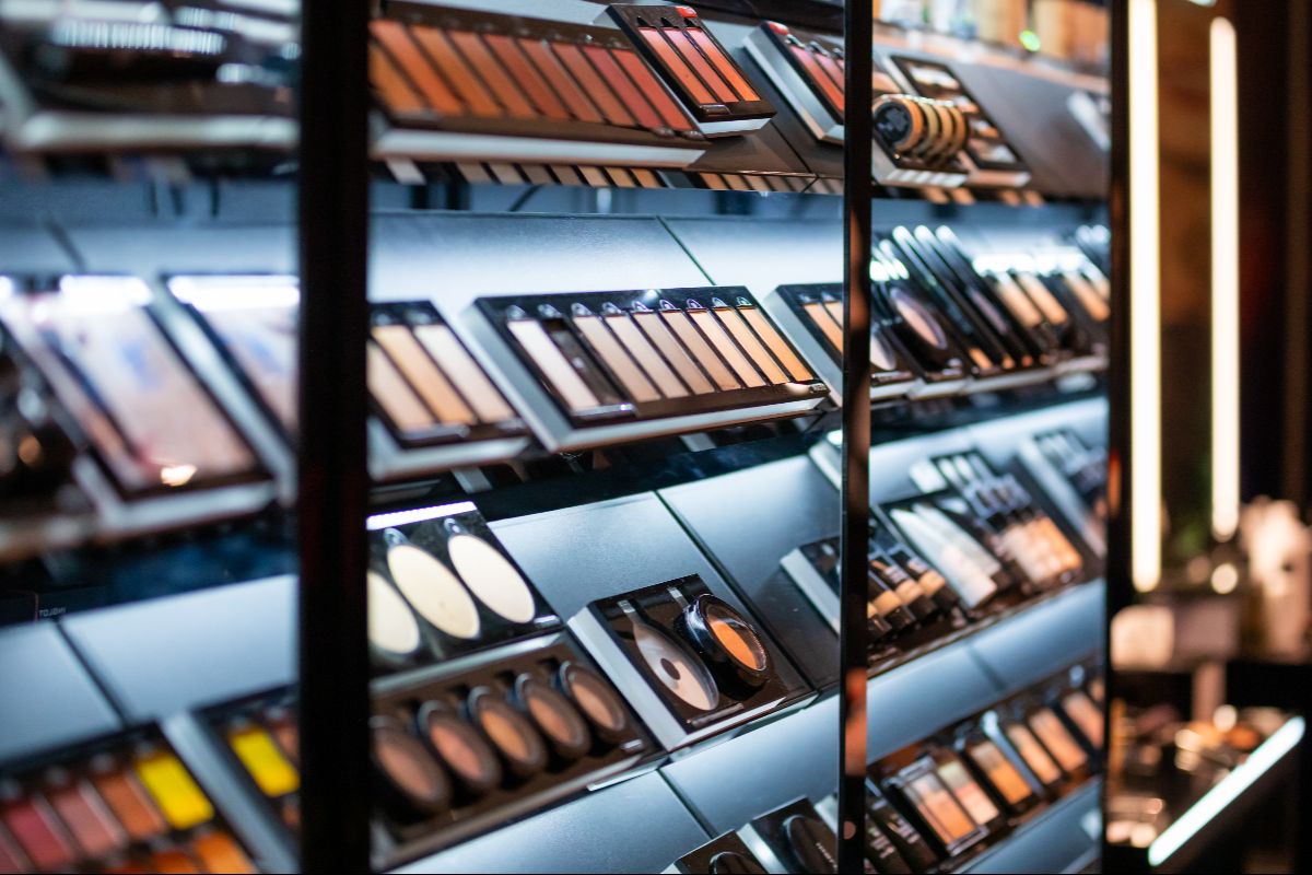 What to Look for in a Supplier for Plastic Display Racks for Your Retail Store?