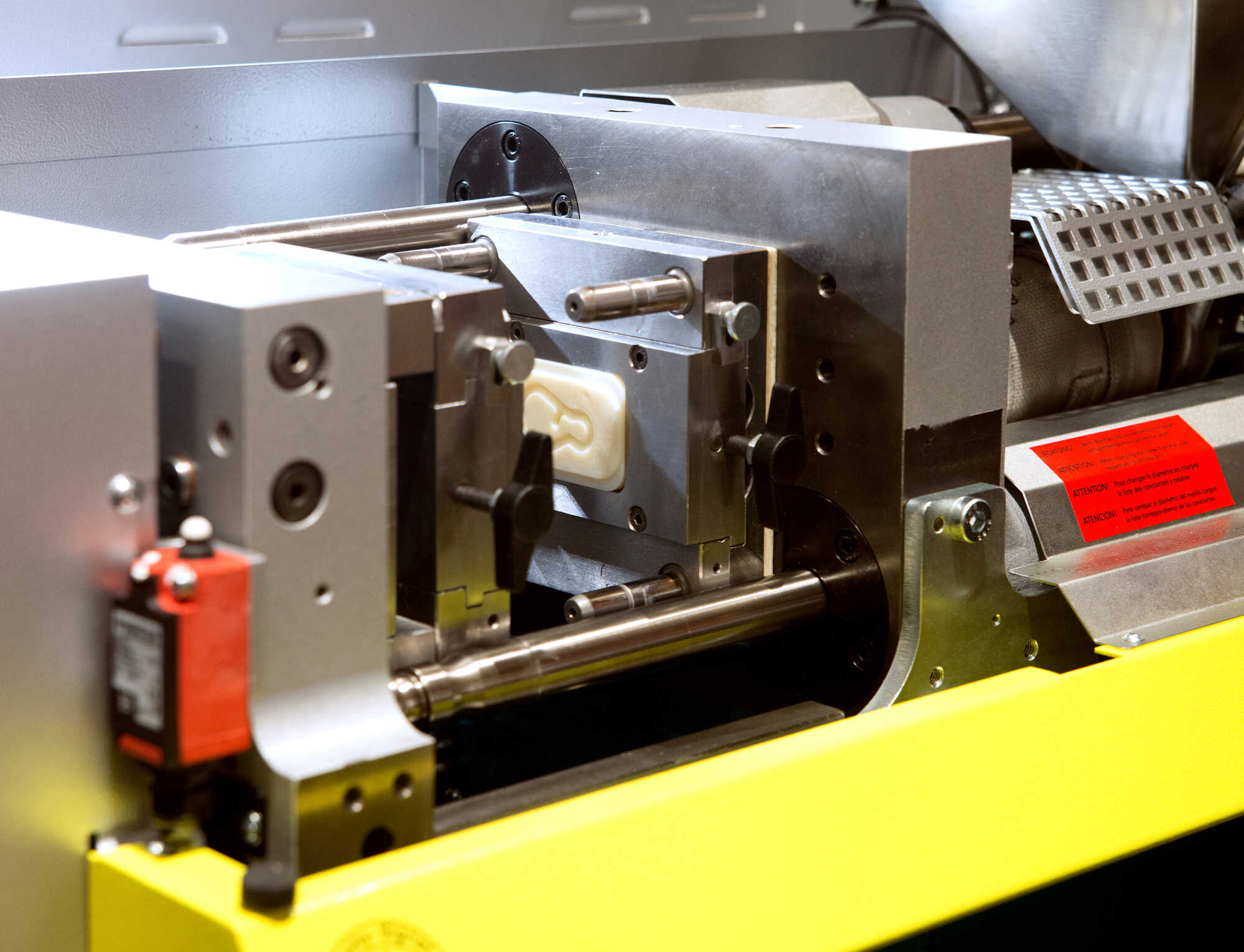 machine and process parameters of injection molding machines