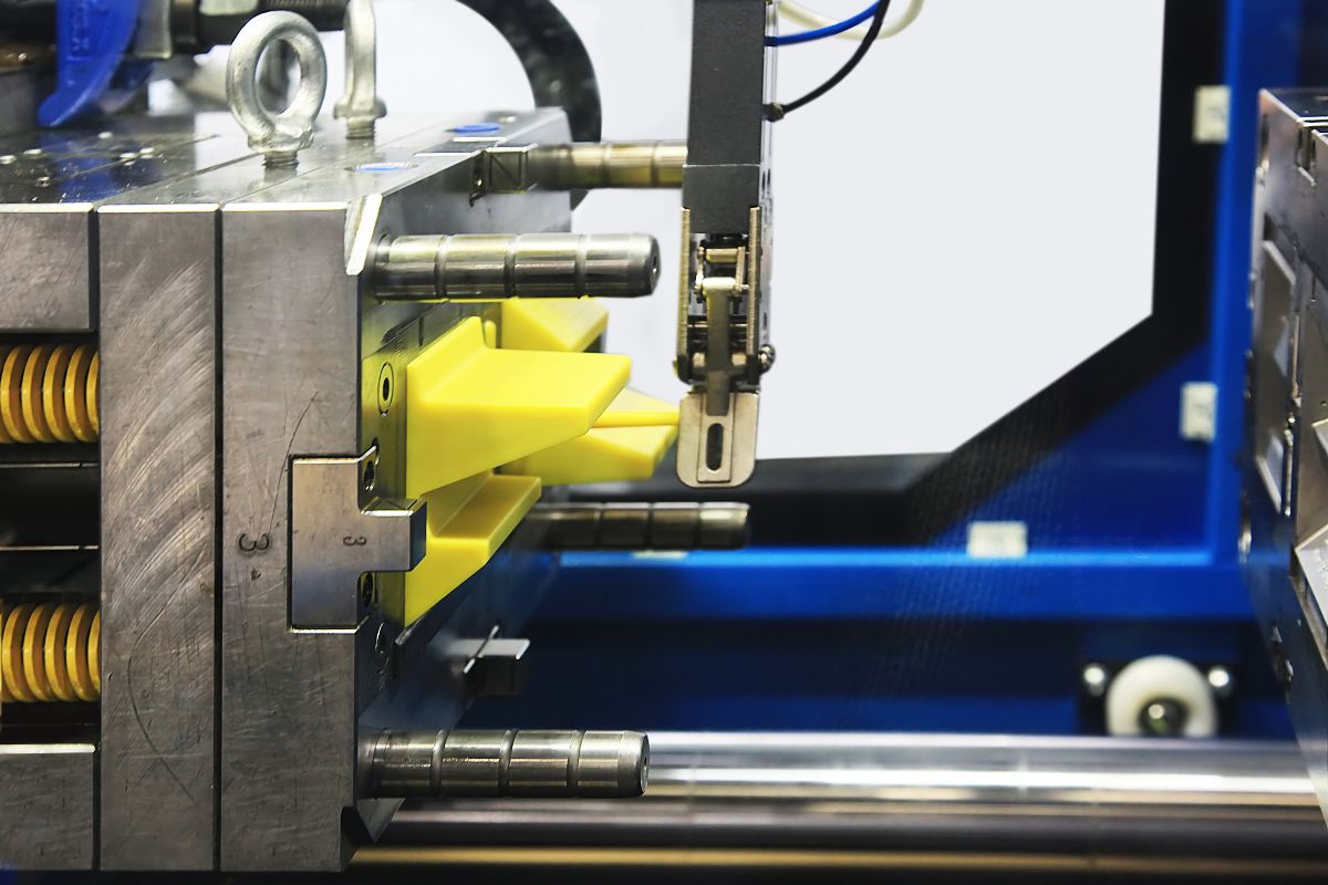 How To Choose the Right Injection Molding Process For Your Industry