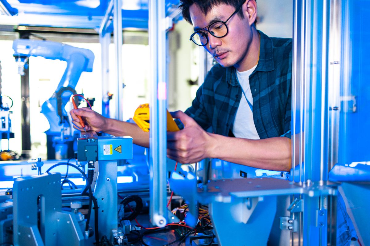 What are the Common Defects in Large Injection Molded Parts and How to Prevent Them?