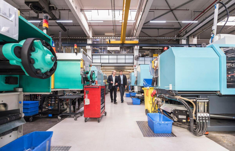 When to Choose Customized Large Injection Molding Services